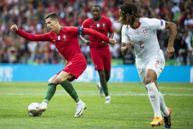 巴萨逆转塞维利亚，拉菲尼亚连中三元